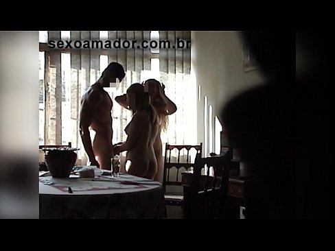 ❤️ Amigos sexuais convidam um homem gigante e um ménage à trois com ele ️❌ Porno russo em nós ❌