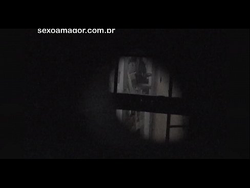 ❤️ Lourinho é filmado secretamente por um voyeur de bairro escondido atrás de tijolos ocos ️❌ Porno russo em nós ❌